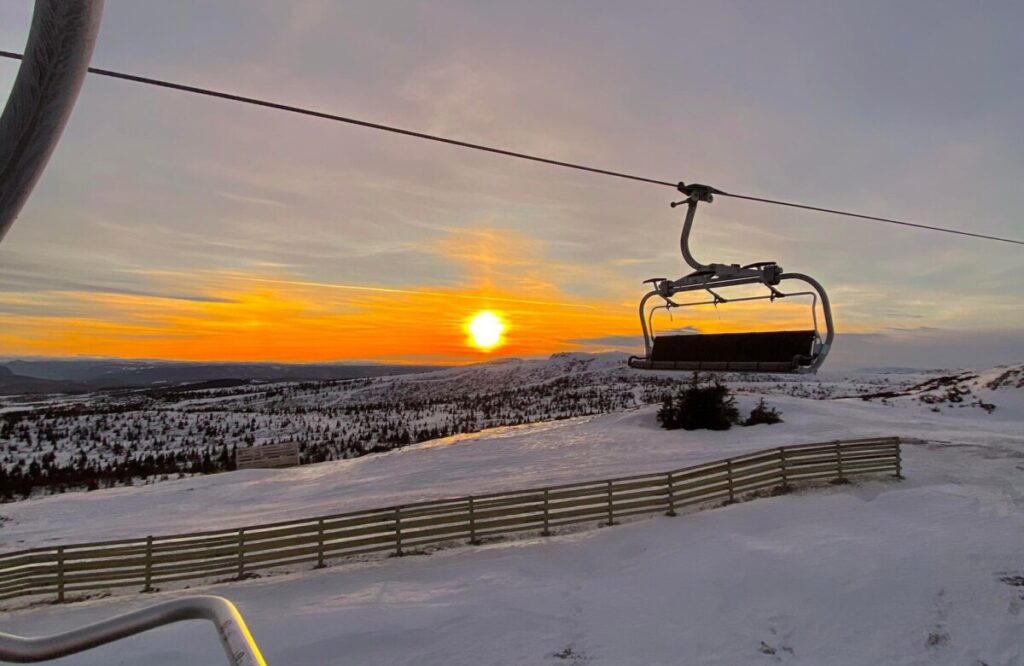Golsfjellet Alpinsenter i Bualie byr på familievennlige skiopplevelser med barneområde, varierte nedfarter og terrengpark. Her finner du også skiutleie og kafé med hjemmebakst og småretter.