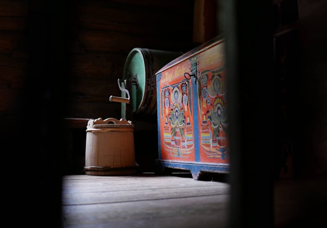 Gamle interiørelementer ved Visit Gol - Gol Bygdemuseum