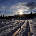 Skisport med solnedgang