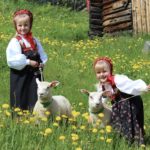 17 jenter i bunad