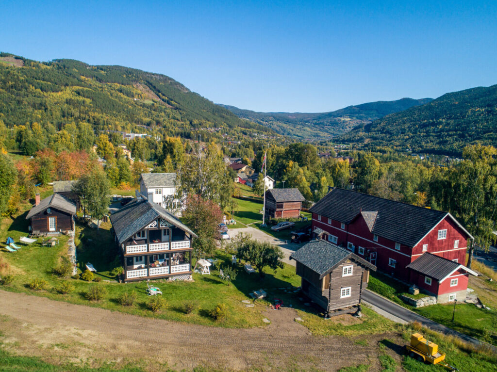 Hesla Farm tilbyr unik overnatting i historiske gårdsbygninger fra 1700-tallet, med moderne fasiliteter, gårdsbutikk og stemningsfulle lokaler for selskap, konferanser og andre arrangementer.