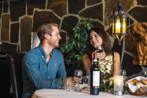 Et par nyter måltidet på Pers Hotell Restaurant