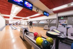 En spiller bowling på Pers Hotell