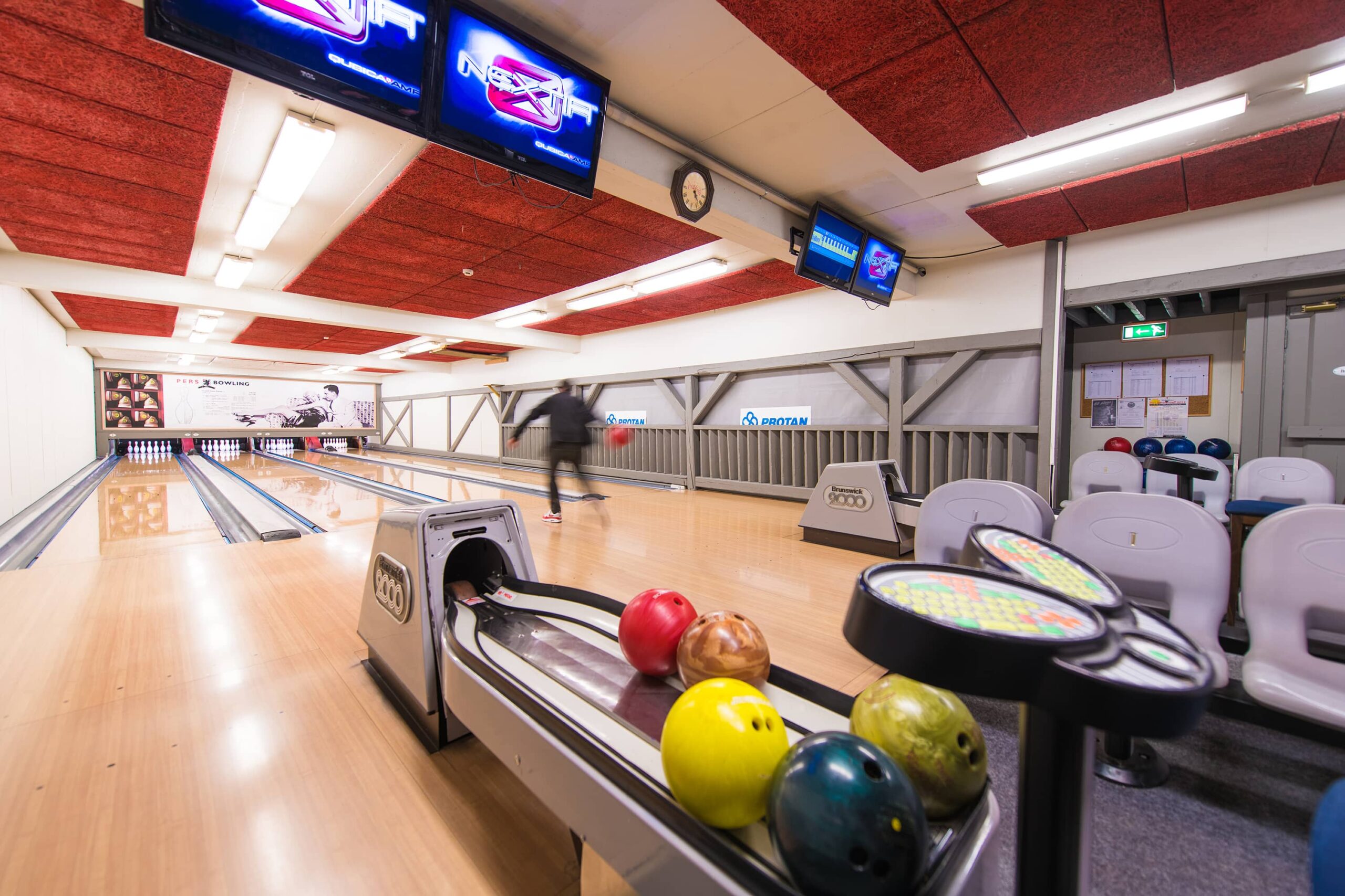 En spiller bowling på Pers Hotell