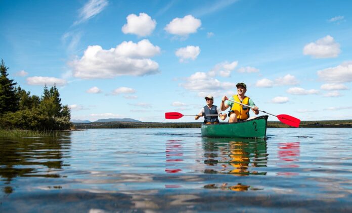 To personer på en kanotur på Tisleifjorden