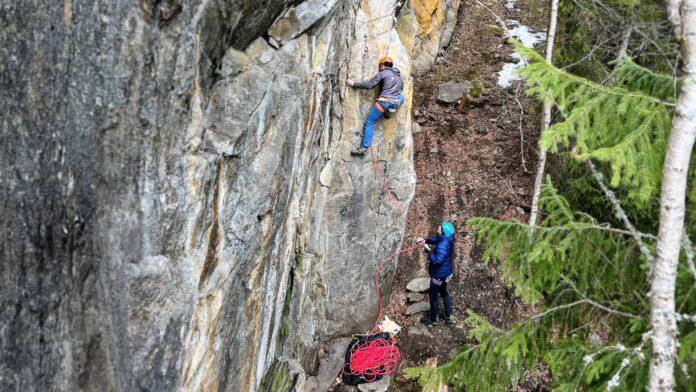 Visit Gol - Klatring på Natten - Andreas Dahl To personer klatrer på Natten med toptau - Andreas Dahl