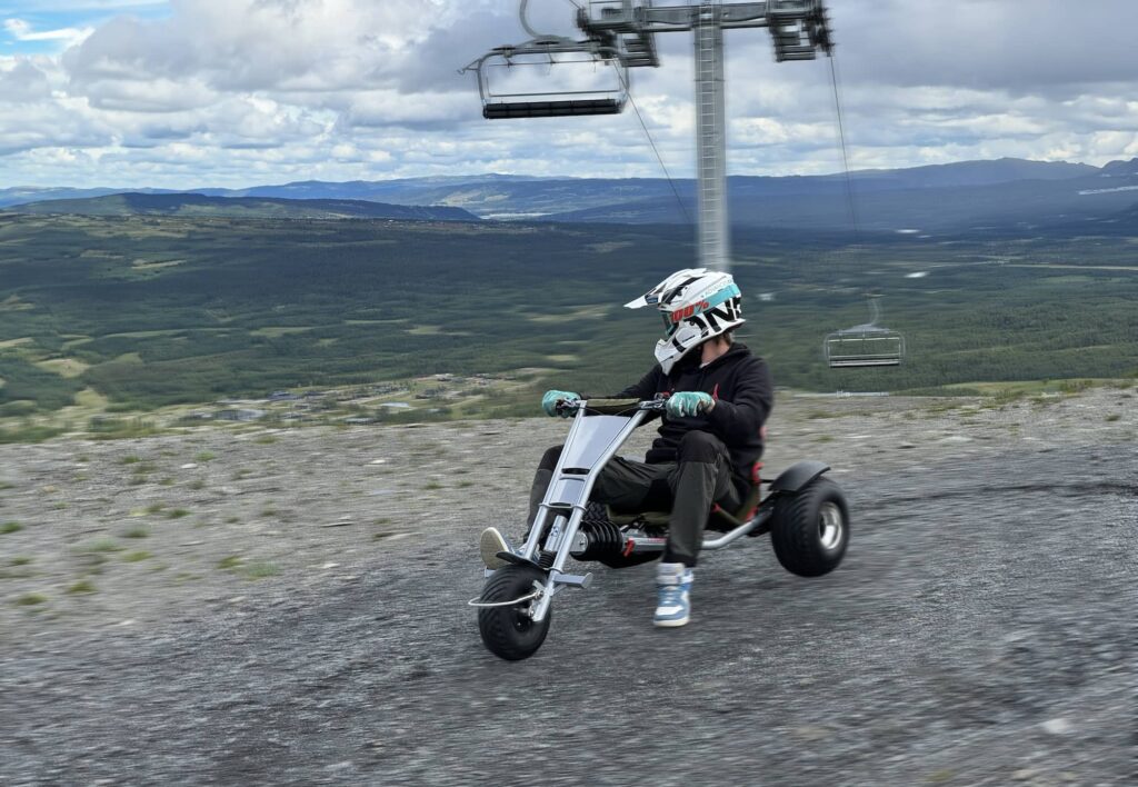 Mountain Cart på Bualie byr på fartsfylt moro med olabiler i fjellet. Ta heisen til toppen og nyt en spennende tur ned på Golsfjellet.