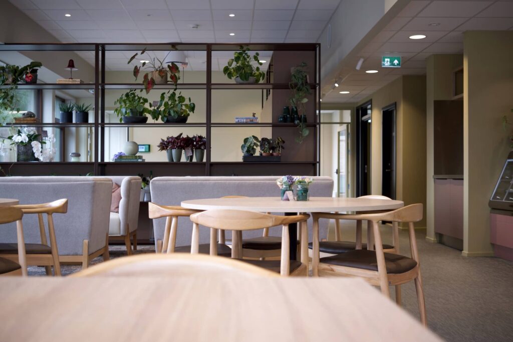 Stim Work er et moderne kontorfellesskap og møtested i Gol sentrum, med fleksible kontorplasser, jobbkafé, møterom og konferansefasiliteter. Her arrangeres også ulike møteplasser og arrangementer for næringslivet.
